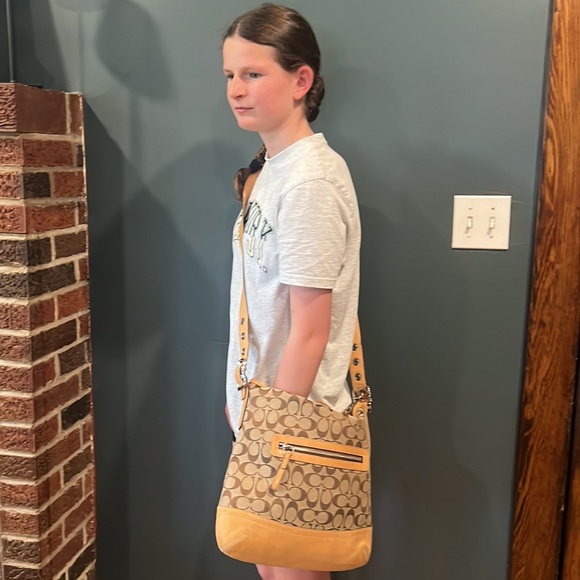 Vintage Coach Crossbody bag. - Picture 5 of 12